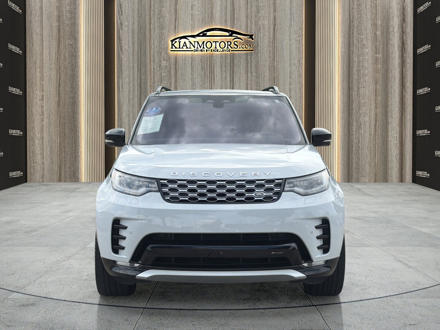 Used 2023 Land Rover Discovery Metropolitan Edition AWD/4WD image 2