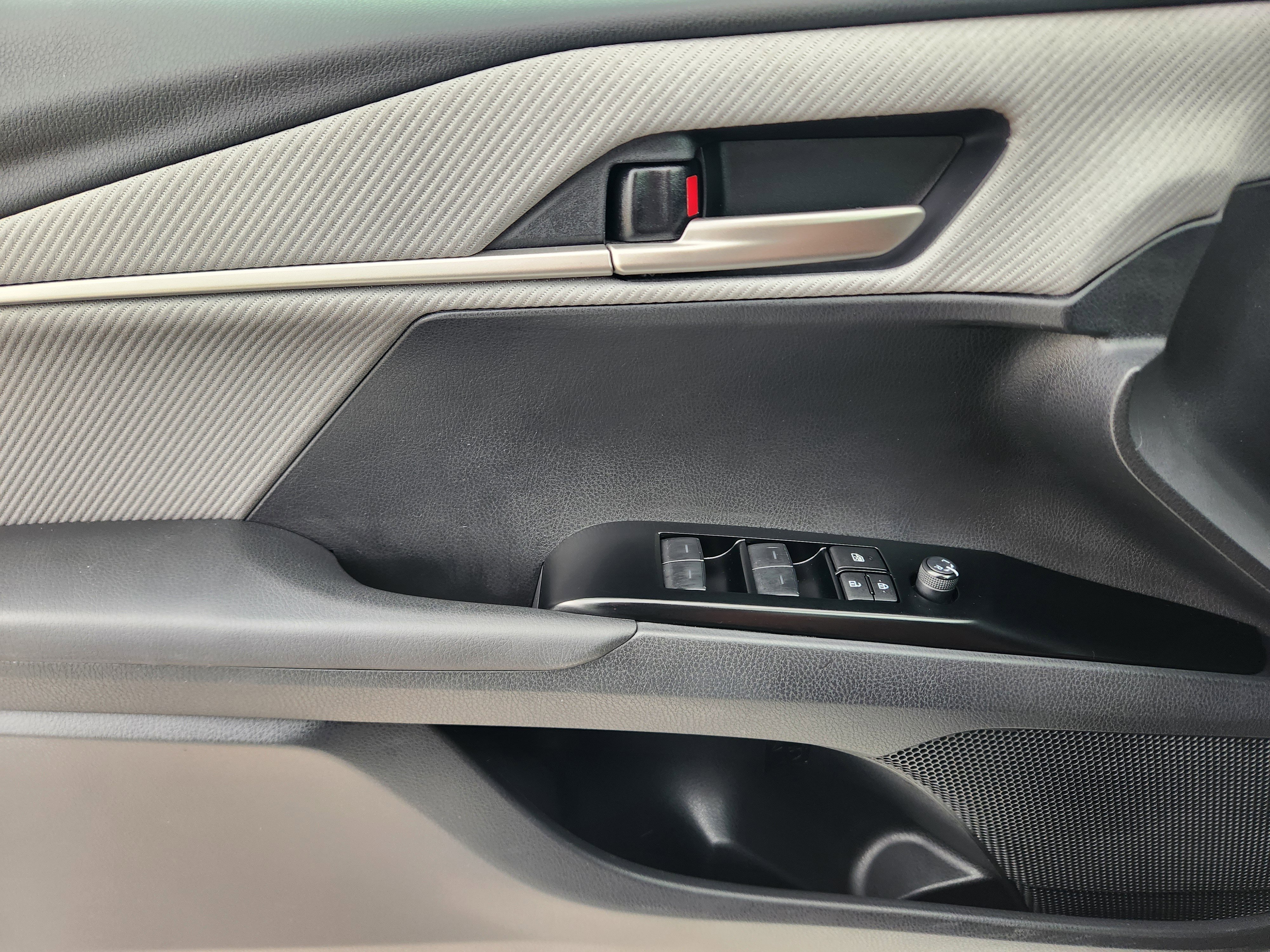 Used 2025 Toyota Camry SE w/ Multimedia Upgrade Package image 25