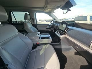 Used 2025 Ford Expedition Active AWD/4WD image 7