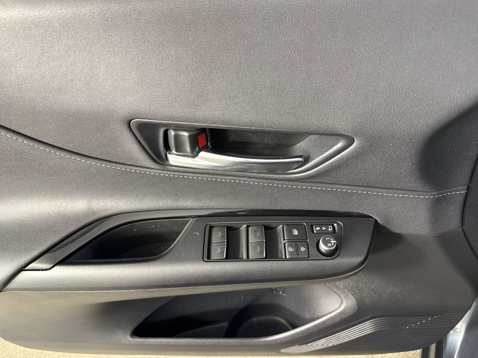 Used 2024 Toyota Venza LE image 19