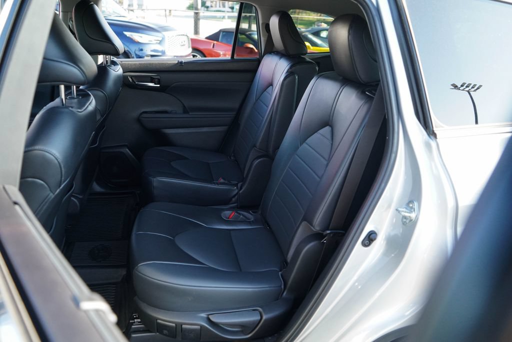 Used 2022 Toyota Highlander XLE FWD image 8