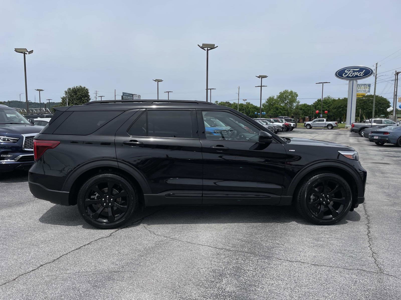 Used 2023 Ford Explorer ST-Line w/ Class IV Trailer Tow Package RWD image 2