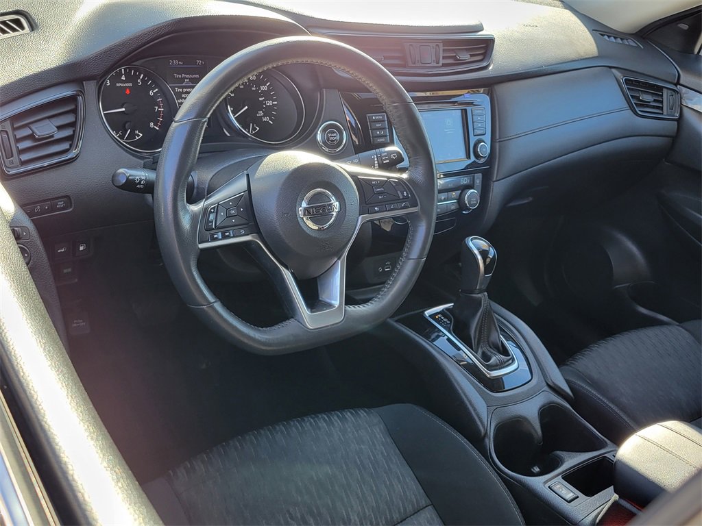 Used 2018 Nissan Rogue SV w/ Premium Package image 3