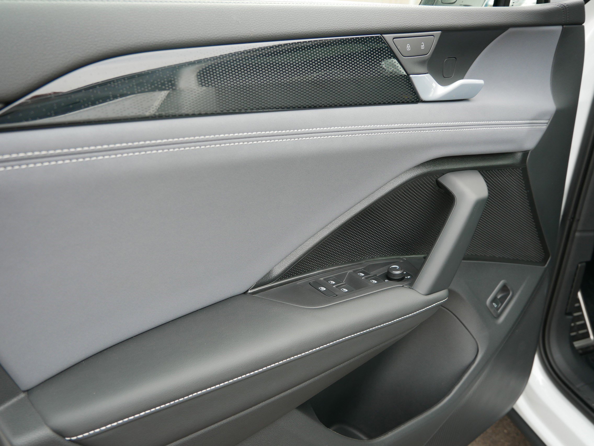 New 2025 Volkswagen Tiguan SE R-Line image 14