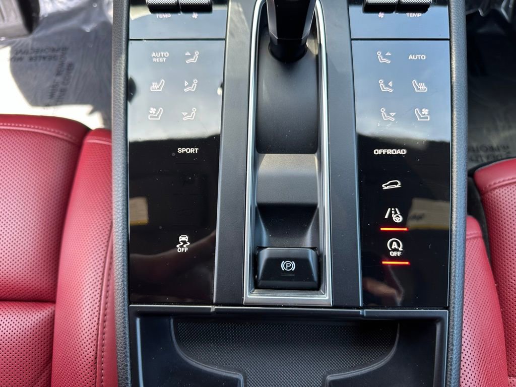 Certified 2023 Porsche Macan AWD/4WD image 26