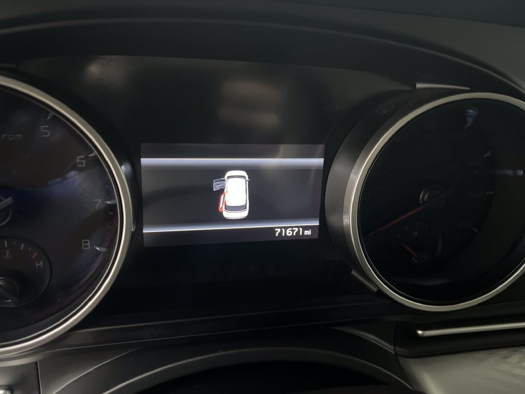 Used 2023 Kia Carnival LX FWD image 17