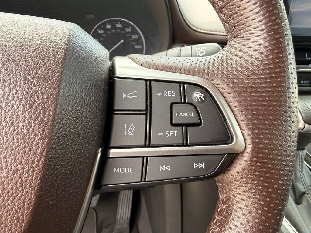 Used 2023 Toyota Sienna Platinum AWD/4WD image 25