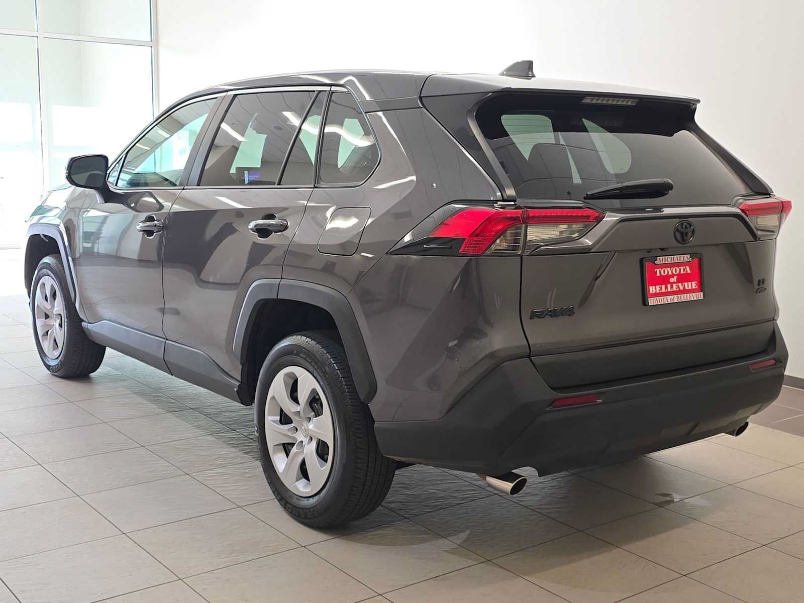 Used 2023 Toyota RAV4 LE AWD/4WD image 4