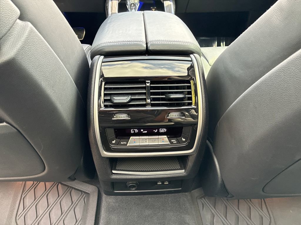 Used 2022 BMW X7 M50i w/ Dynamic Handling Package AWD/4WD image 21