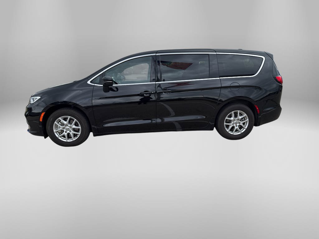 Used 2025 Chrysler Pacifica Select FWD image 2