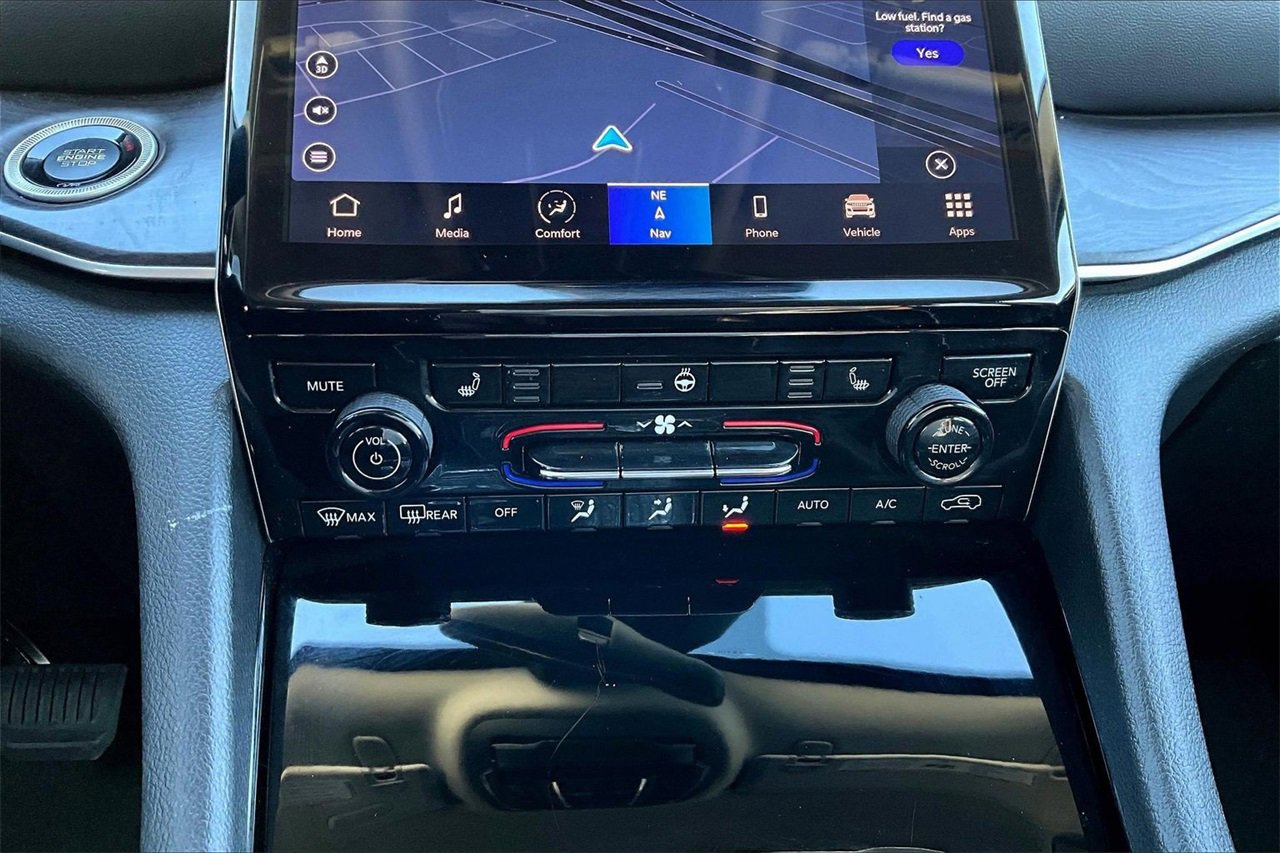 Used 2023 Jeep Grand Cherokee L Limited w/ Black Appearance Package image 17