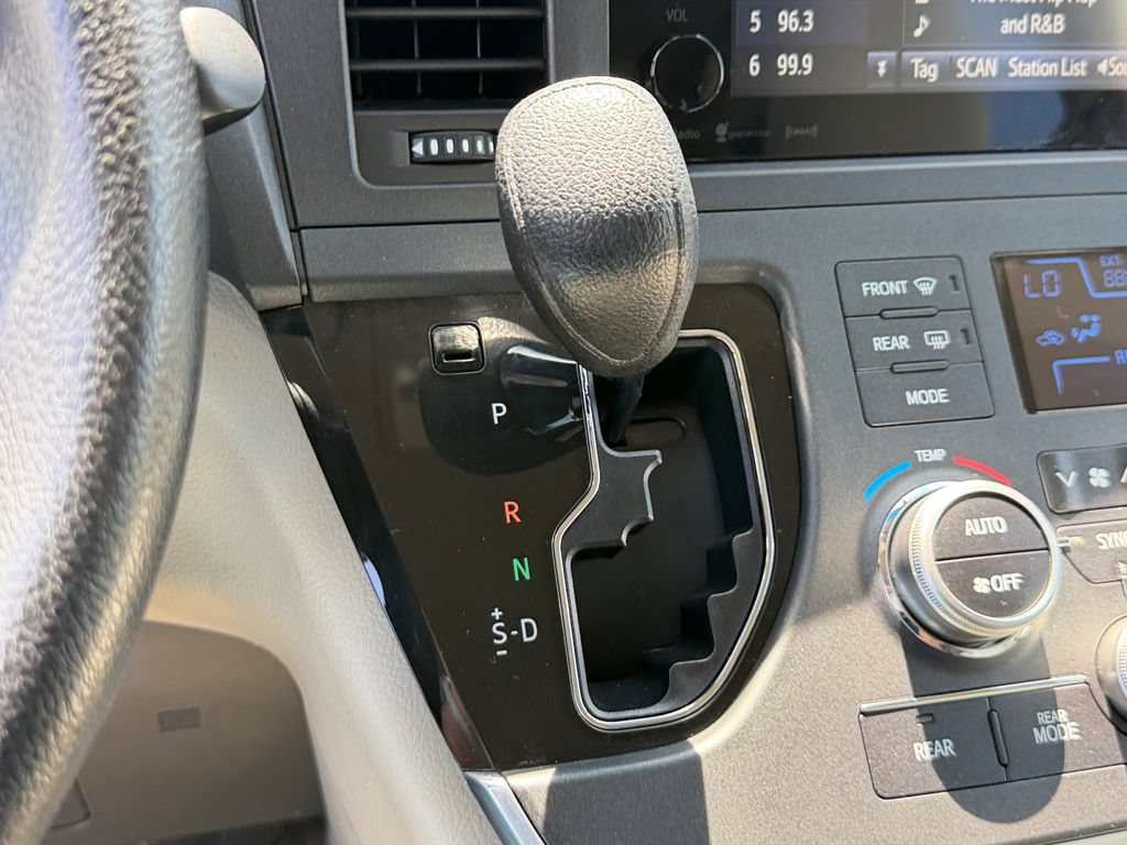 Used 2017 Toyota Sienna LE FWD image 27