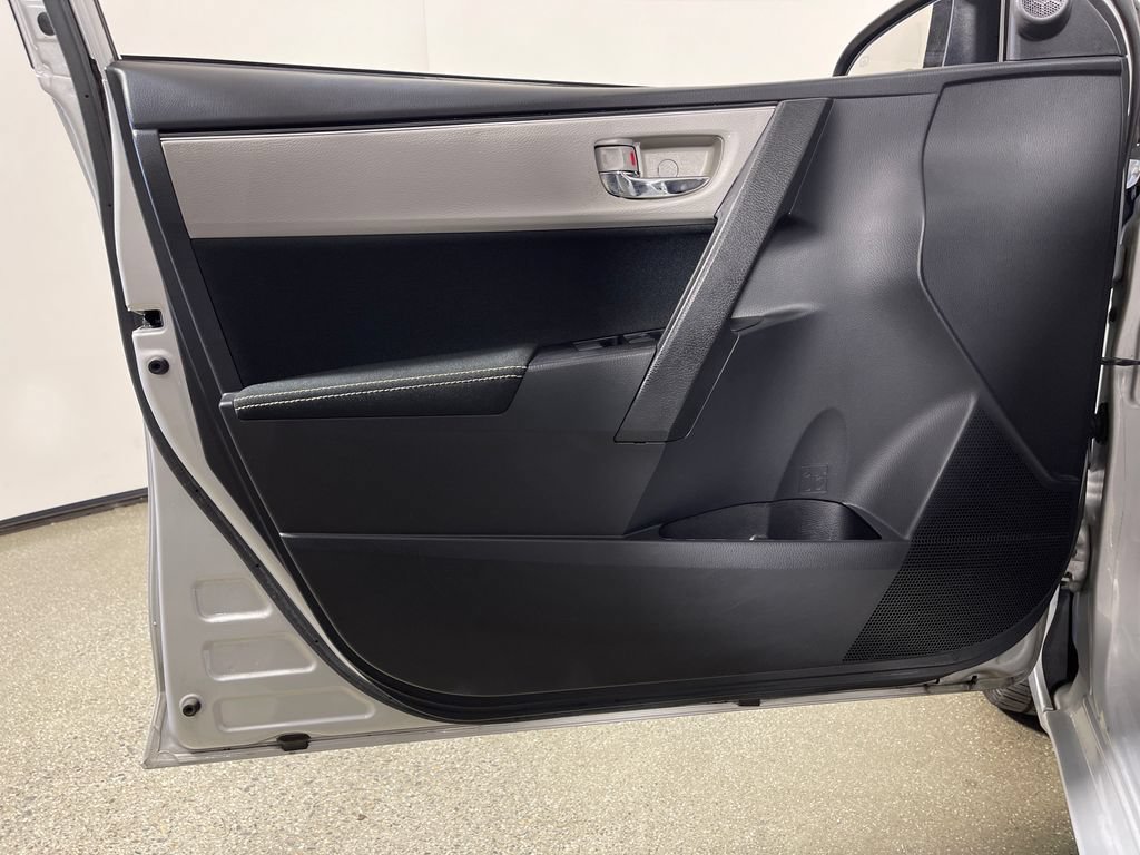 Used 2017 Toyota Corolla LE w/ Carpet Mat Package (TMS) FWD image 19