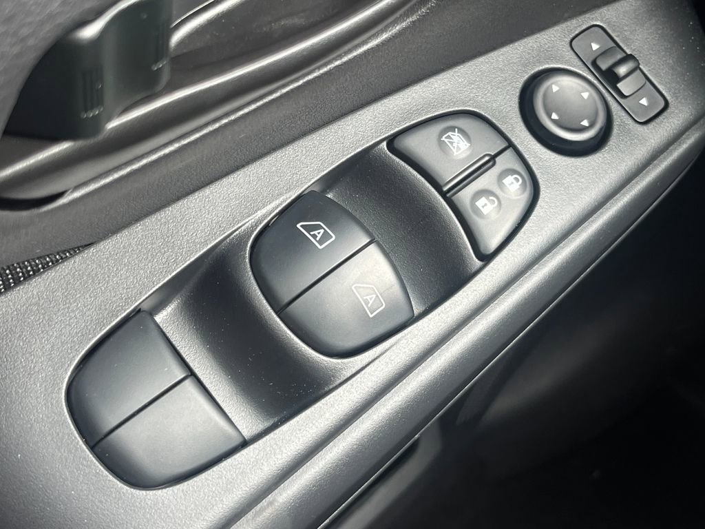 New 2025 Nissan Kicks Play S image 18