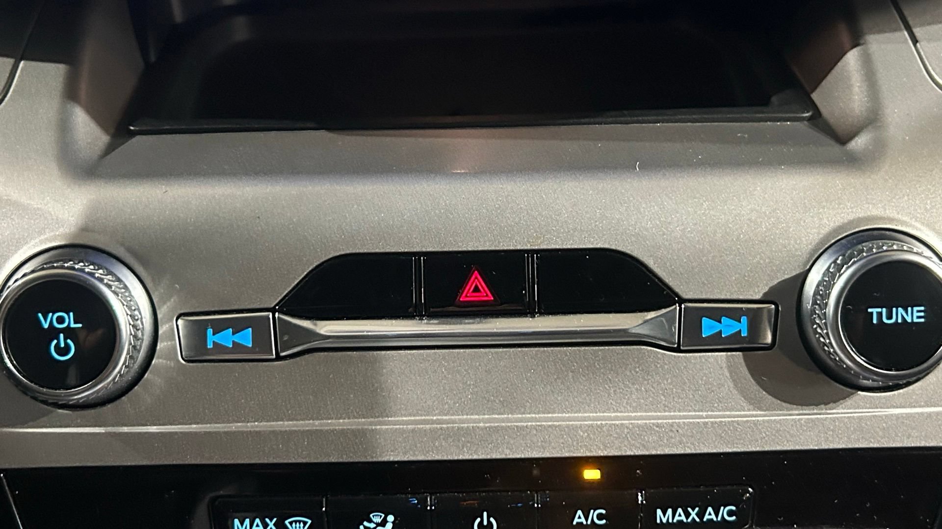 Used 2022 Ford Explorer XLT w/ Equipment Group 202A AWD/4WD image 94