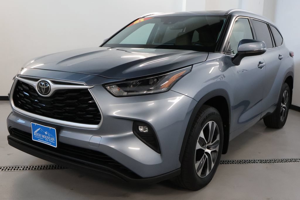 Used 2021 Toyota Highlander XLE AWD/4WD image 3
