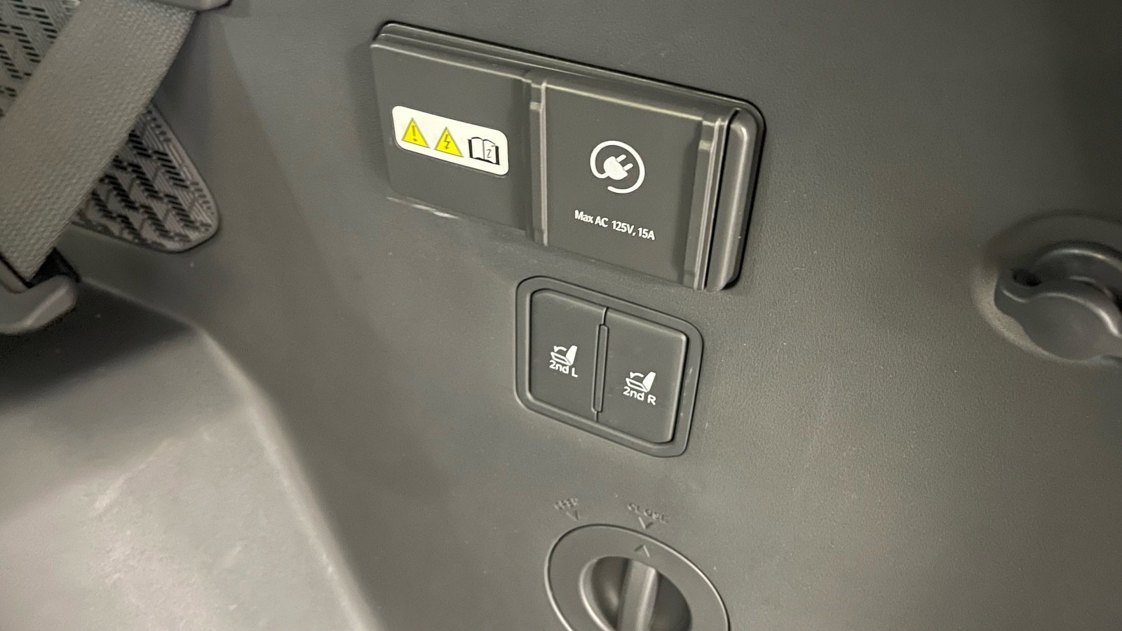 Used 2025 Kia EV9 Land w/ Towing Package image 38