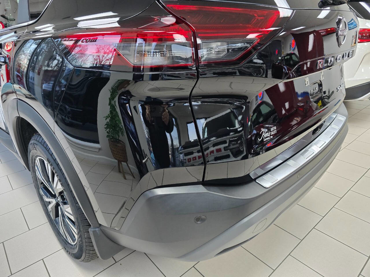 Used 2023 Nissan Rogue SV w/ SV Premium B Package image 13