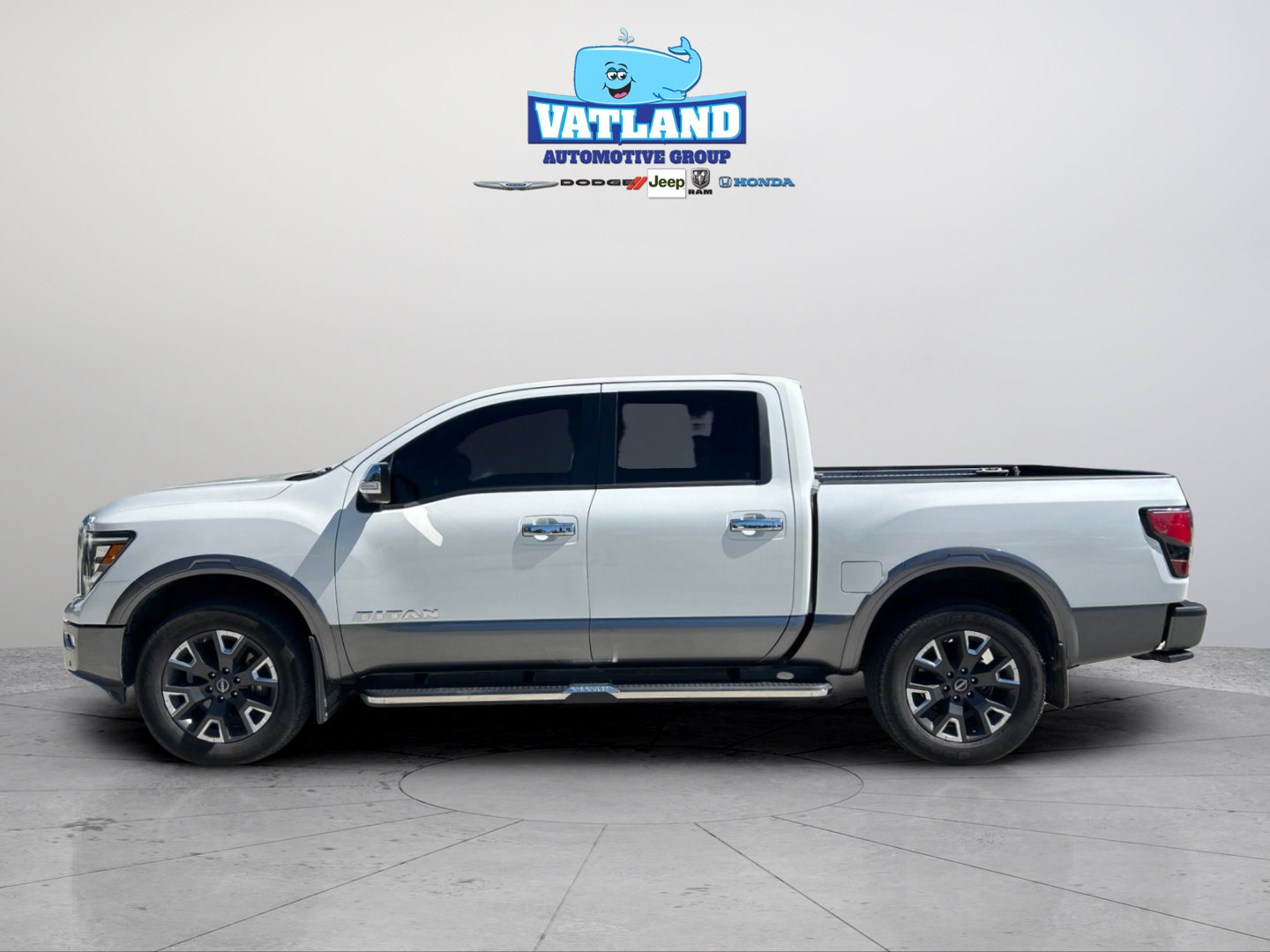 Used 2023 Nissan Titan Platinum Reserve w/ Moonroof Package AWD/4WD image 2