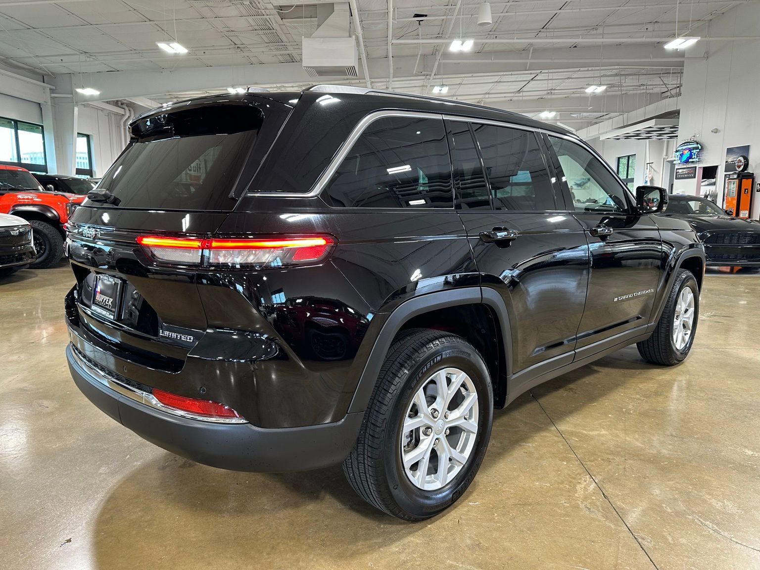 Used 2023 Jeep Grand Cherokee Limited w/ Luxury Tech Group II AWD/4WD image 8