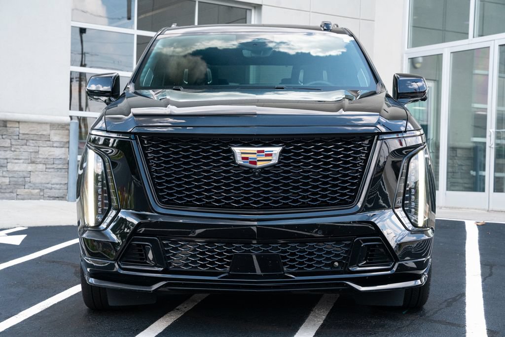 Used 2025 Cadillac Escalade ESV V AWD/4WD image 4