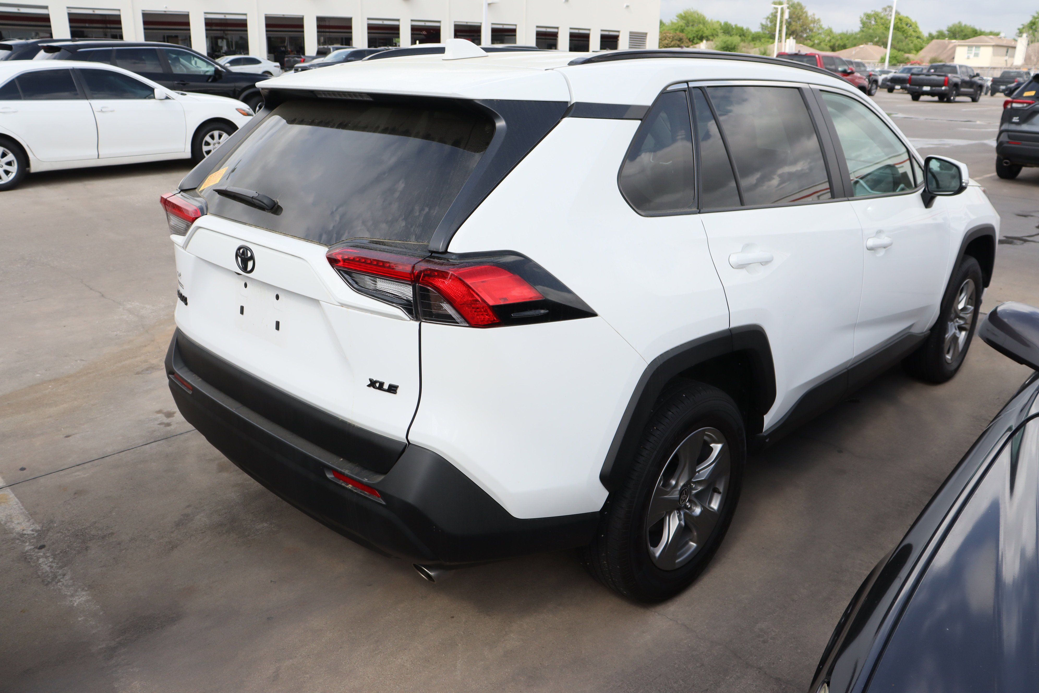 Used 2025 Toyota RAV4 XLE w/ Convenience Package image 9