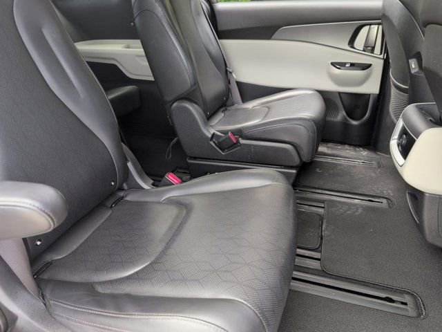 Used 2024 Kia Carnival LX image 30