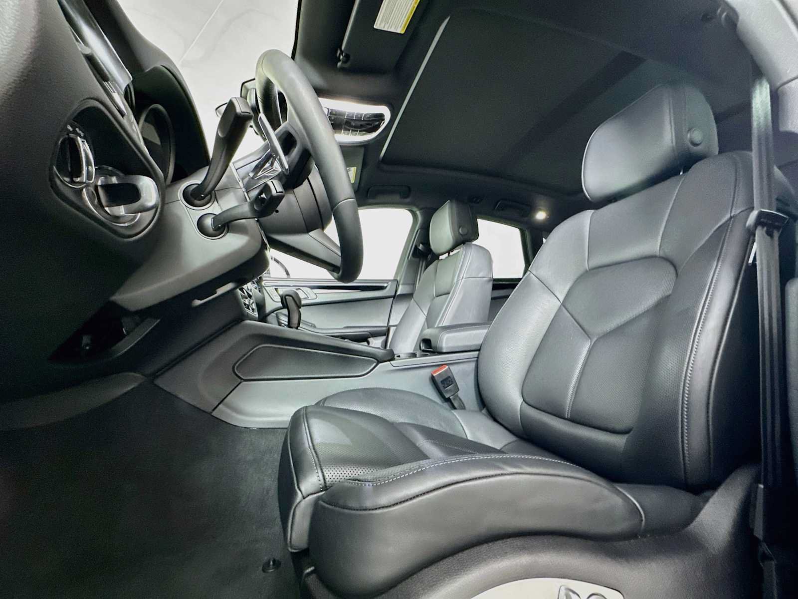 Certified 2026 Porsche Macan AWD/4WD image 5