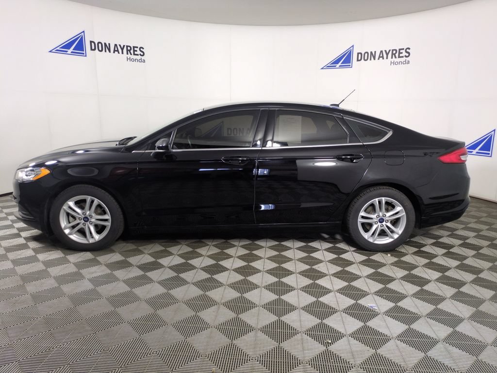 Used 2018 Ford Fusion SE w/ Fusion SE Technology Package FWD image 2