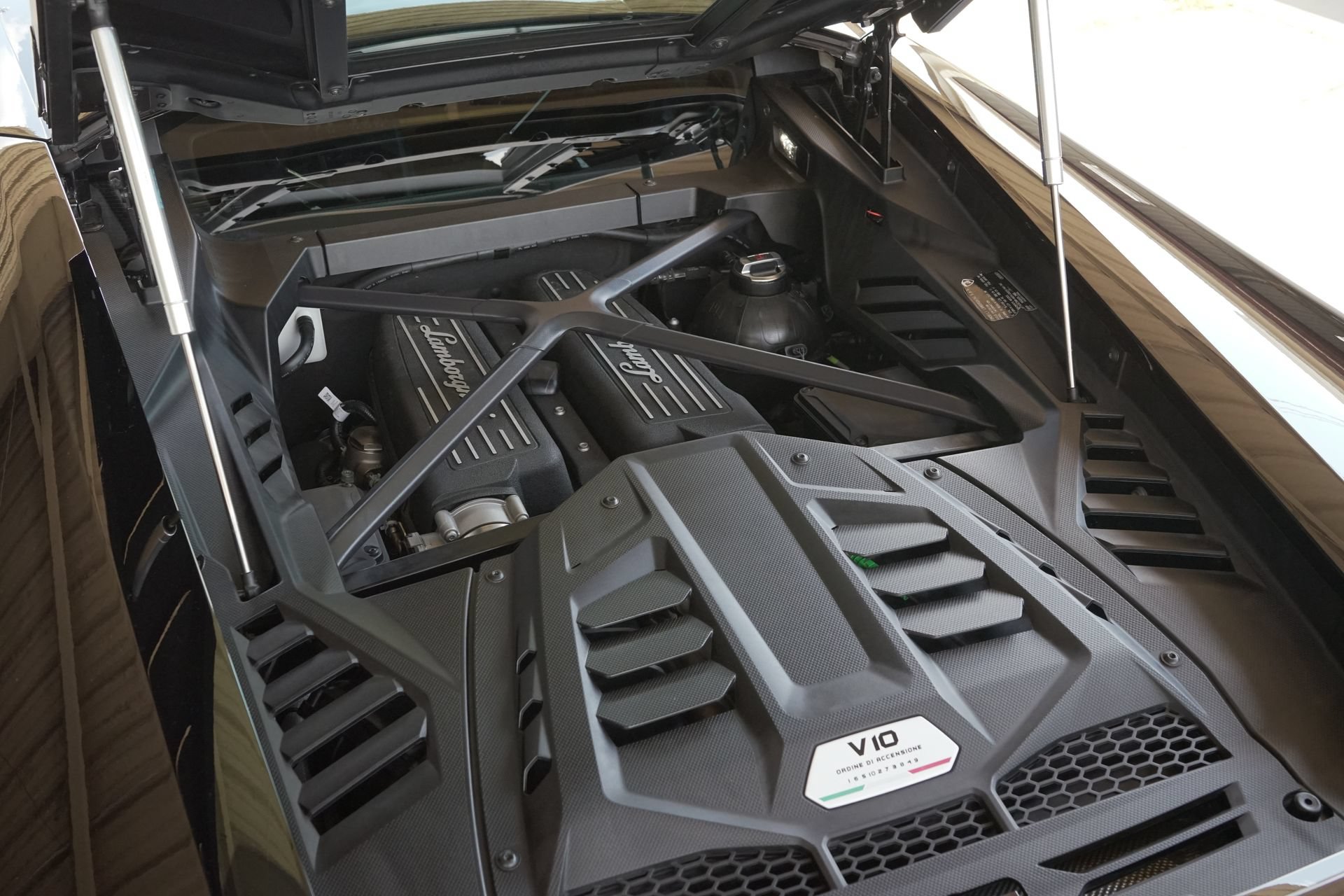 Used 2021 Lamborghini Huracan EVO RWD image 21