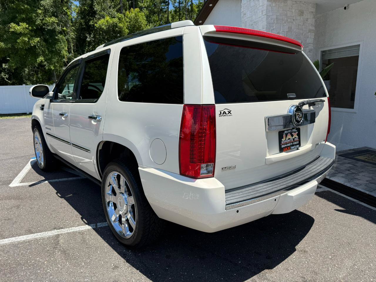 Used 2011 Cadillac Escalade Premium AWD/4WD image 3