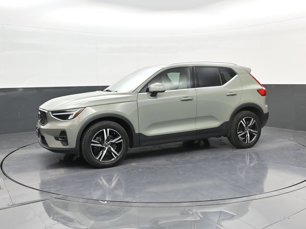 Used 2023 Volvo XC40 B5 Plus AWD/4WD image 4