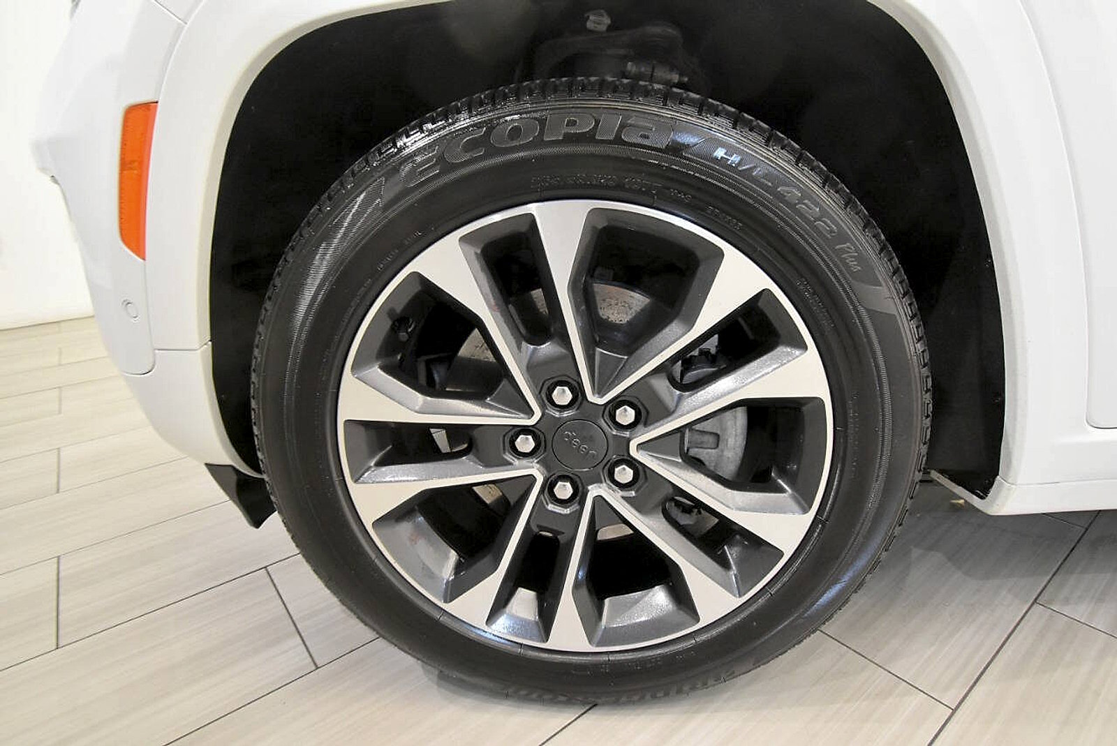 Used 2024 Jeep Grand Cherokee Overland w/ Trailer Tow Package AWD/4WD image 10