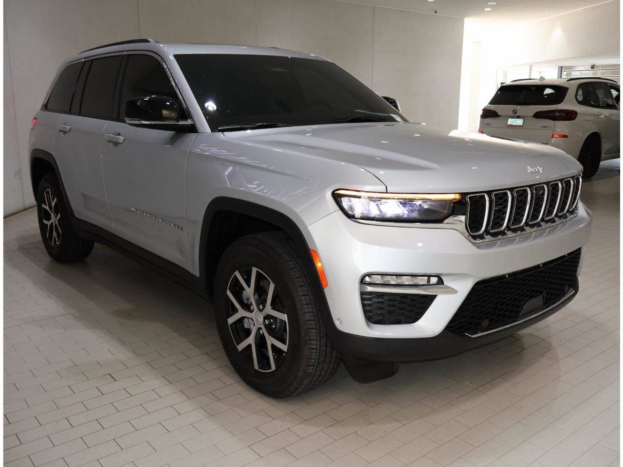 Used 2025 Jeep Grand Cherokee Limited w/ Luxury Tech Group II RWD image 8