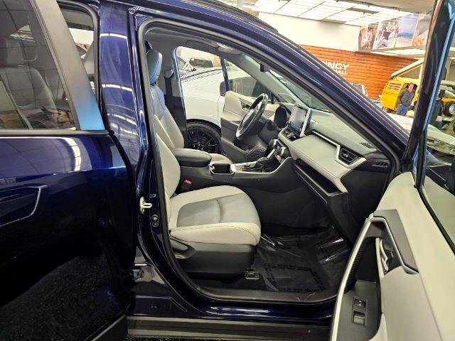Used 2022 Toyota RAV4 XLE Premium image 13