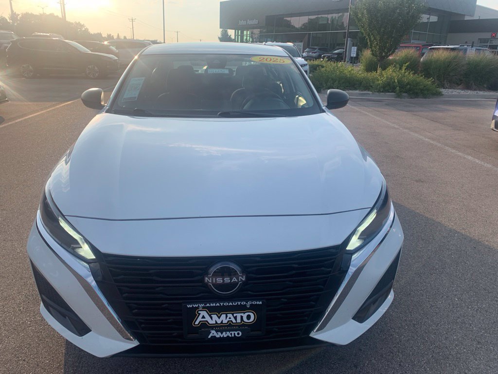 Used 2025 Nissan Altima 2.5 SV FWD image 4