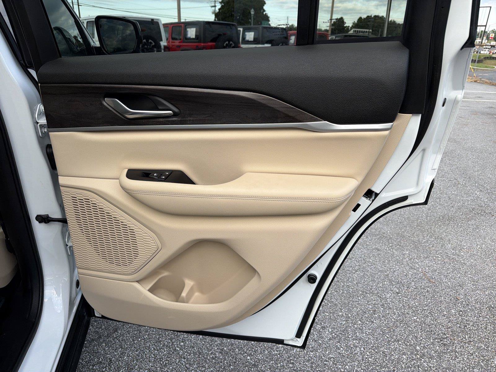 Used 2025 Jeep Grand Cherokee Limited AWD/4WD image 15
