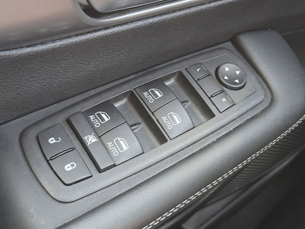 Used 2025 Chrysler Pacifica Select image 32