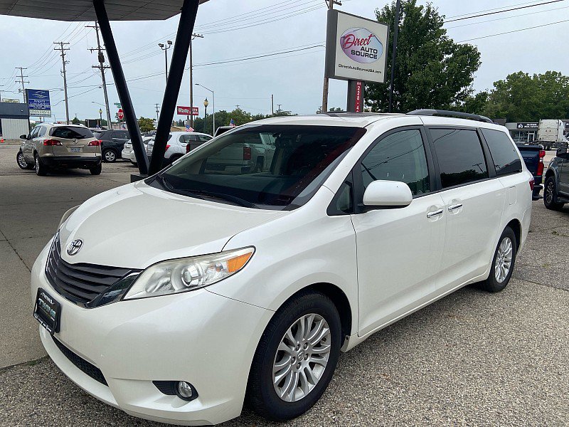 Used 2017 Toyota Sienna XLE w/ XLE Navigation Package FWD image 1