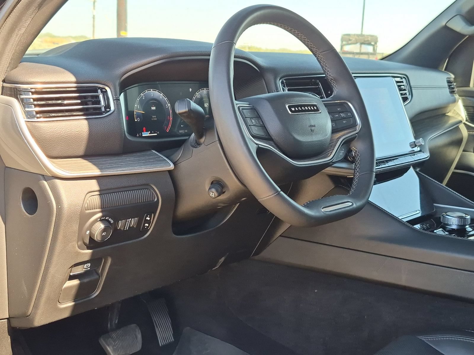 Used 2024 Jeep Wagoneer Series II AWD/4WD image 10