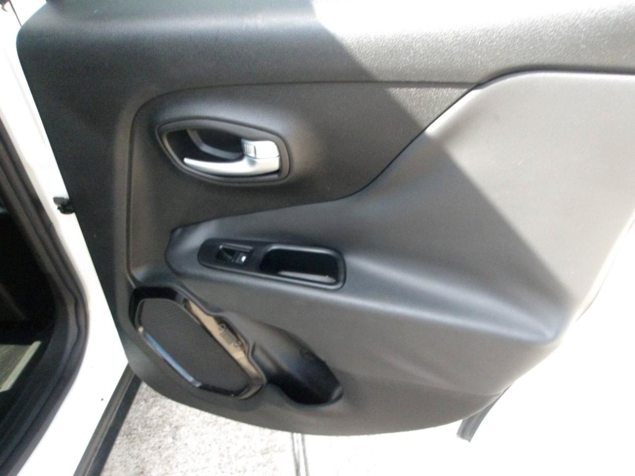 Used 2018 Jeep Renegade Altitude FWD image 7