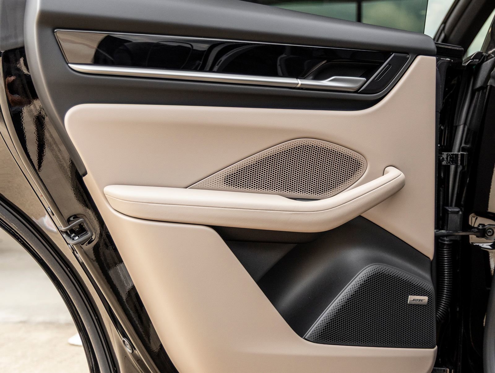 Certified 2025 Porsche Macan 4 Electric image 29