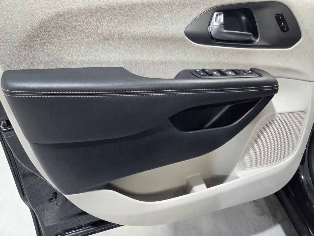 Used 2023 Chrysler Pacifica Touring-L image 13