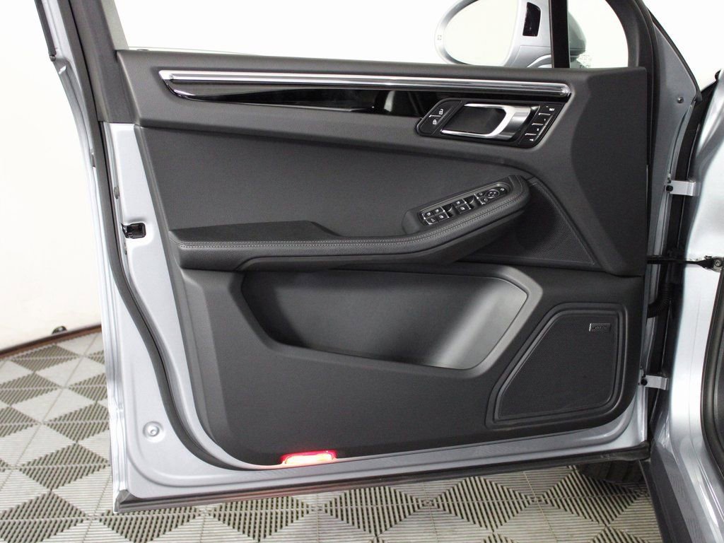 Certified 2025 Porsche Macan image 14