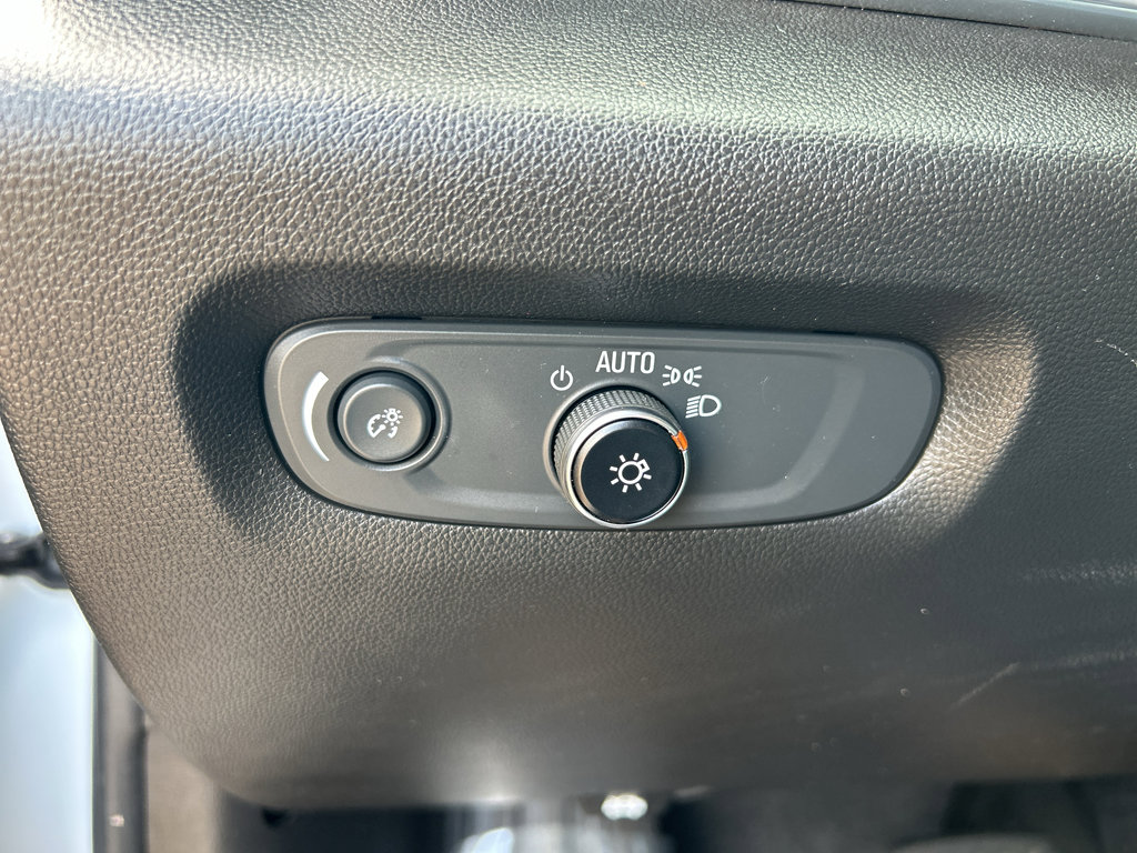 Used 2023 Chevrolet Traverse RS FWD image 22