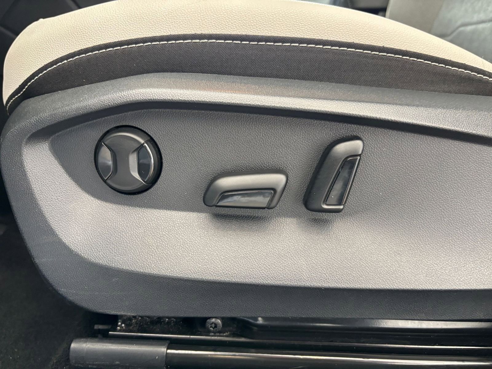 Used 2025 Volkswagen Taos SE AWD/4WD image 22