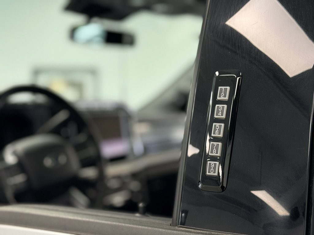 Used 2023 Ford F250 Lariat w/ Lariat Ultimate Package AWD/4WD image 15