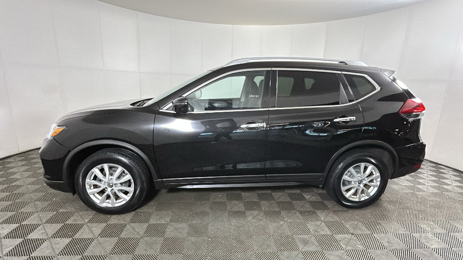 Used 2018 Nissan Rogue SV AWD/4WD image 6