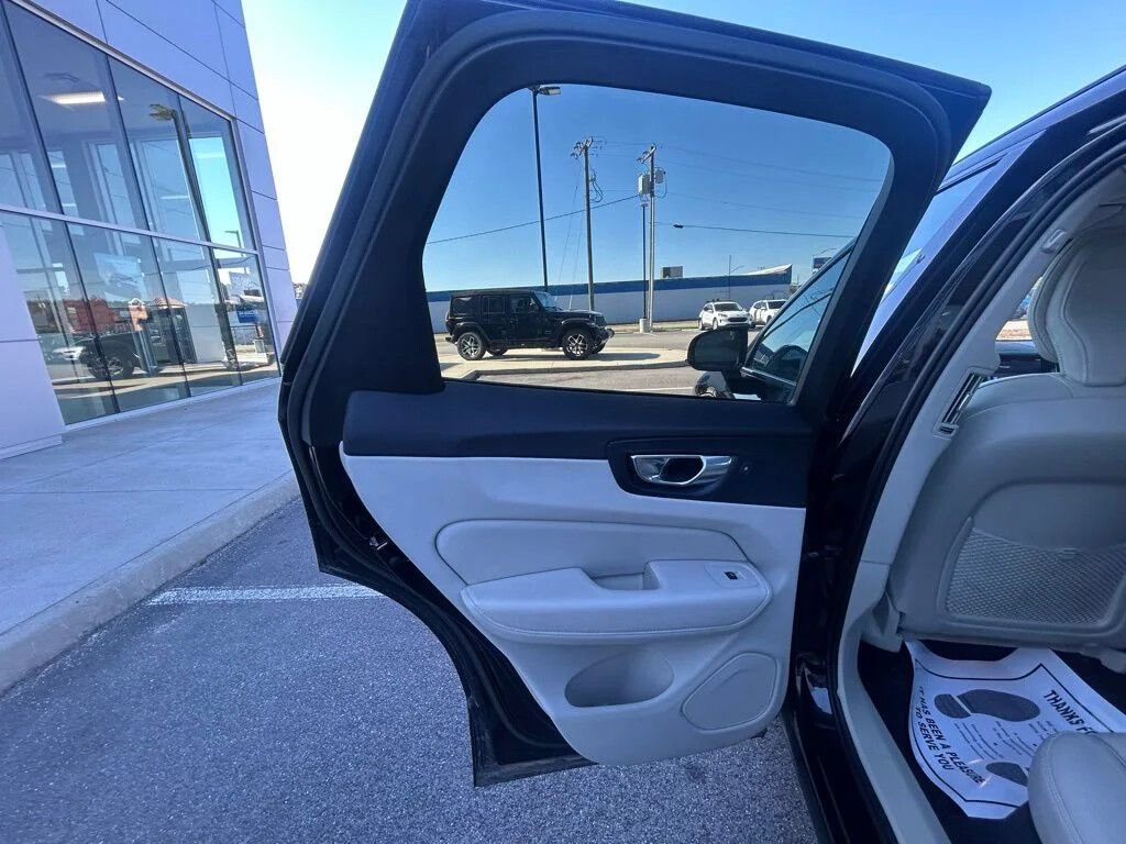 Used 2023 Volvo XC60 B6 Ultimate w/ Protection Package Premier AWD/4WD image 28
