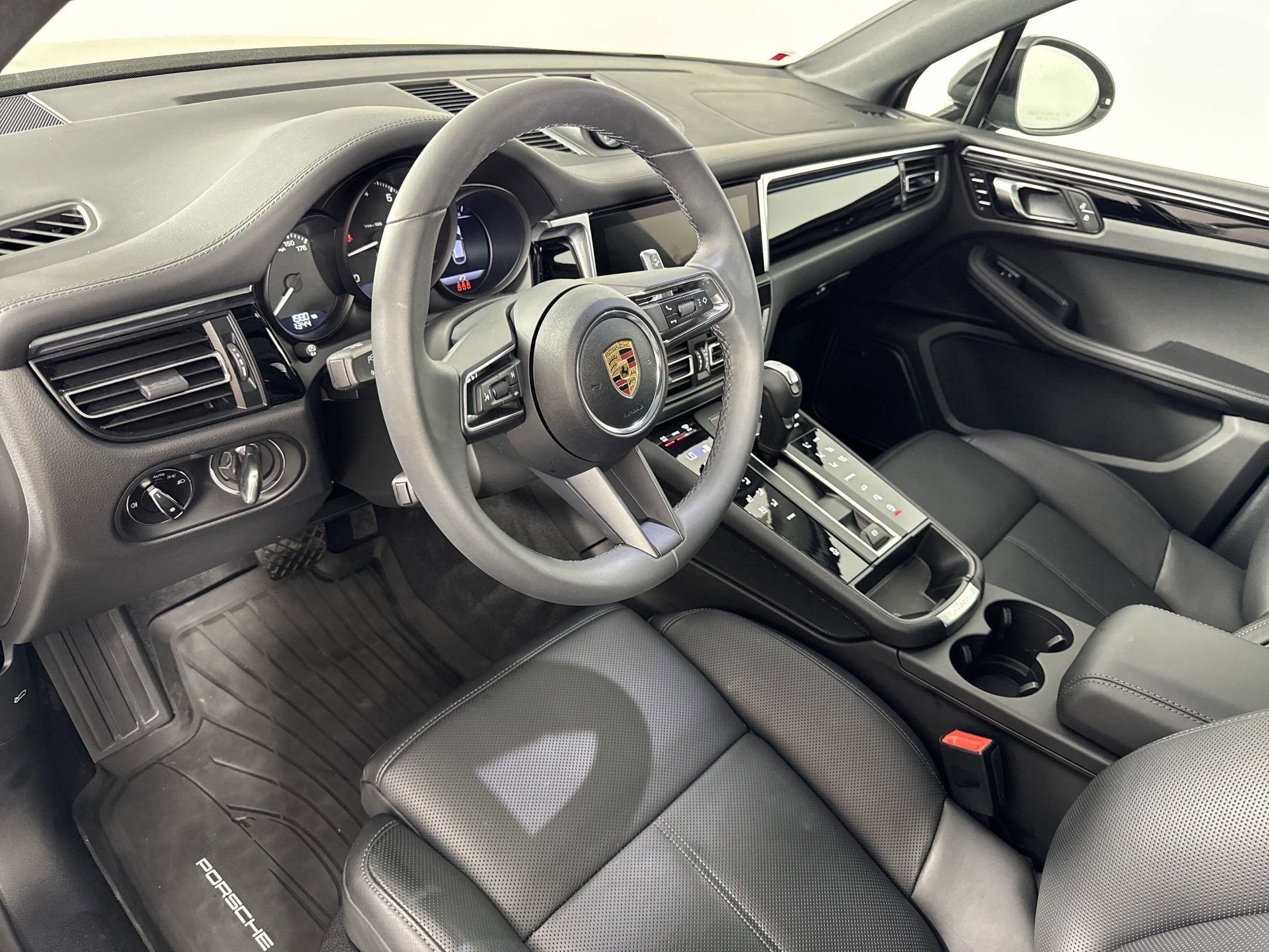 Certified 2025 Porsche Macan AWD/4WD image 3